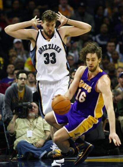 Marc y Pau Gasol, durante el partido en Memphis.