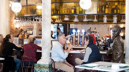 Ambiente con los clientes en la reapertura del Café de Chinitas.