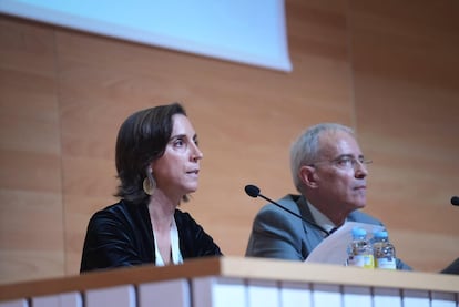 La presidenta de la Asociación de Inspectores de Hacienda, Ana de la Herrán, con el secretario de Estado de Hacienda, Jesús Gascón.