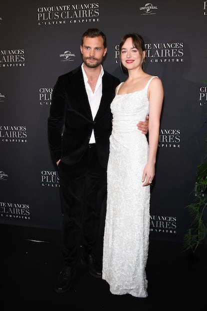 Su sentido de la sensualidad es tan contemporáneo como sutil. Los demuestran modelos como este que lució en 2018, durante la promoción de '50 sombras liberadas' junto a Jamie Dornan, que sintetiza en una única prenda la dualidad de la actriz: romántica y 'sexy' al mismo tiempo. Aunque muchos pensaban que su erótico y controvertido papel en la saga de '50 sombras de Grey' podía ser una losa en su carrera, Johnson ha logrado dejar atrás la franquicia con películas tan estimulantes como 'Cegados por el sol', 'Suspiria', 'La hija oscura' o 'Bailando por la vida'.