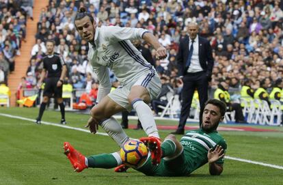 El jugador del Leganés Unai López (d) pelea por un balón con el Gareth Bale, del Real Madrid.