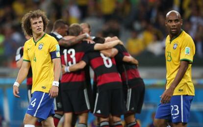Los alemanes celebran un gol ante David Luiz y Maicon.