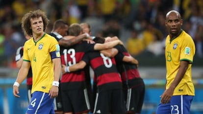 Los alemanes celebran un gol ante David Luiz y Maicon.