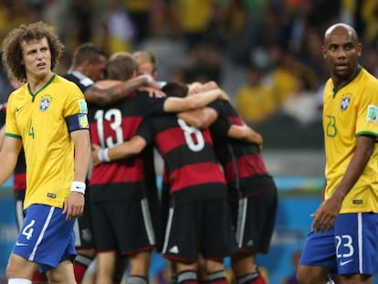 Os alemães festejam um gol diante de David Luiz e Maicon.