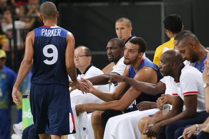 Tony Parker (i) de Francia saluda a su compañero Rudy Gobert (c).