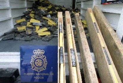 Los 1.800 kilos de cocaína decomisados en Valdemoro (Madrid) el lunes dentro de tablones de madera.