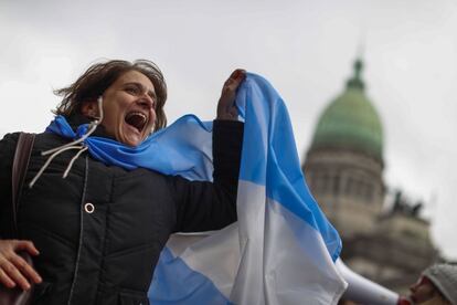 Una mujer porta una bandera argentina como parte de la campaña de los sectores que se oponen a la legalización del aborto.