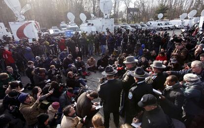 El portavoz de la policía del Estado, responde a la prensa tras informar sobre la matanza de Newtown.