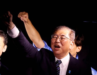 El primer ministro japonés, Shigeru Ishiba, líder del Partido Liberal Democrático, grita eslóganes en una campaña para las próximas elecciones generales en Kashiwa, prefectura de Chiba, el pasado miércoles.