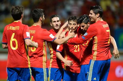 Sergi Roberto, es abrazado por sus compañeros después de marcar el octavo gol, contra Liechtenstein.