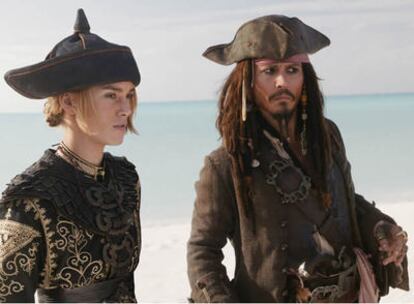 Johnny Depp y Keira Knightley en una escena de la tercera entrega de 'Piratas del Caribe'