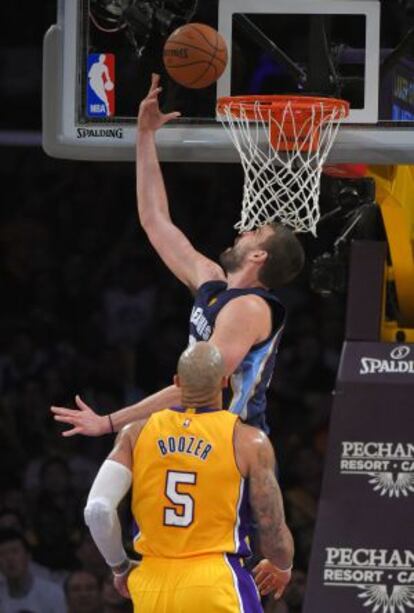 Marc Gasol encesta ante Carlos Boozer