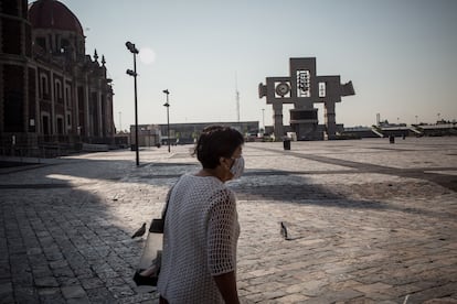 Una mujer camina con una mascarilla sobre la explanada de la basílica de Guadalupe, en Ciudad de México.