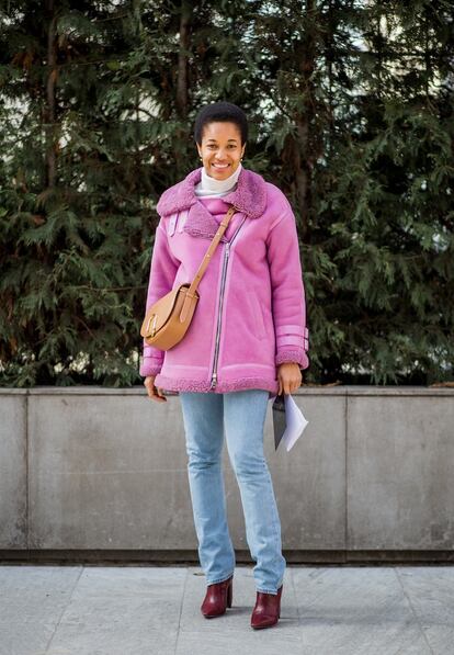 La prendas de abrigo pierden su rigor habitual con colores fuertes que combina en looks sencillos con jeans.