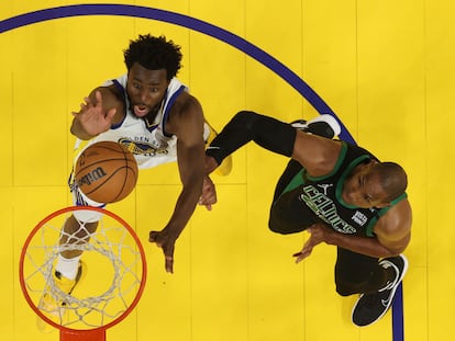 Andrew Wiggins, de Golden State Warriors (izquierda) marca ante Al Horford, de Boston Celtics, este lunes en el quinto partido de la final de la NBA.