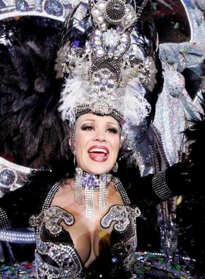 La Reina del Carnaval de Santa Cruz de Tenerife 2007, Elizabeth García, tras ser elegida en la Gala celebrada esta noche en la capital insular.