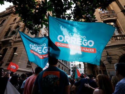 Seguidores de Claudio Orrego celebran este domingo en Santiago, Chile.