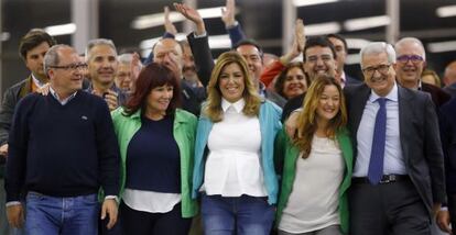 Susana Díaz celebra con su equipo la victoria electoral.