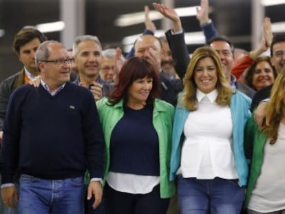 Susana Díaz celebra con su equipo la victoria electoral.