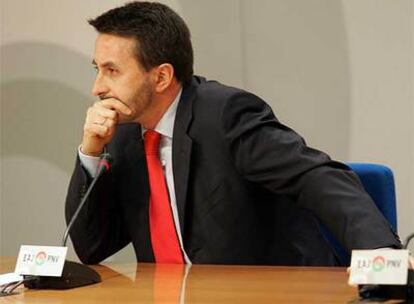 El presidente del PNV, Josu Jon Imaz, durante la rueda de prensa de ayer en Bilbao.