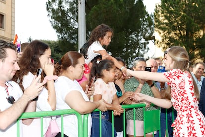 Leonor de Borbón saluda a varios ciudadanos a su salida de un acto de la Fundación Princesa de Girona en el Teatro Museo Dalí en Figueres (Girona), el 3 de julio de 2022.