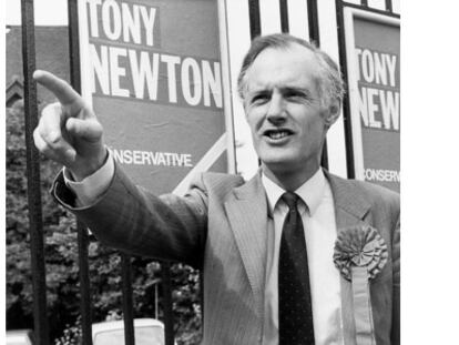 Se busca político exótico