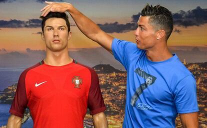 Ronaldo posa con una figura de cera en el museo de su carrera en Funchal.
