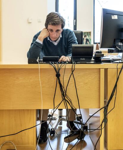 El alcalde de Madrid durante una videoconferencia en su despacho.