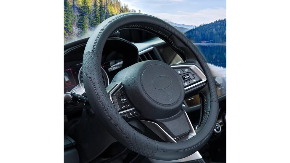 Esta cubierta de cuero protege del polvo y suciedad el volante del coche.