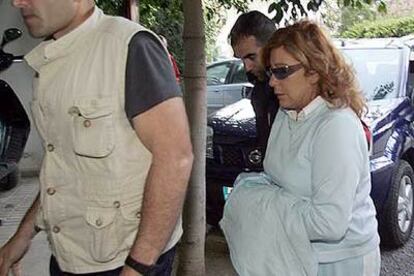 Marisol Yagüe, ex acaldesa de Marbella, entra esposada en los juzgados de esa ciudad el pasado 31 de marzo.