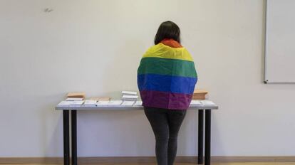 Una mujer con una bandera LGBT en un colegio de Pozuelo de Alarcón