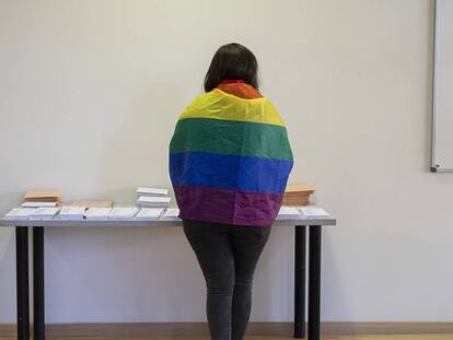 Una mujer con una bandera LGBT en un colegio de Pozuelo de Alarcón