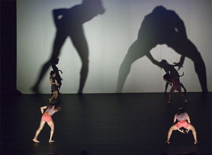 Imagen del espectáculo de danza <i>Clair de Lune</i> de la compañía Georges Momboye, en el Teatro Albéniz.
