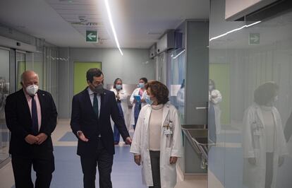 El presidente de la Junta, Juanma Moreno, visita las nuevas instalaciones del Hospital Infantil Virgen del Rocío junto con el consejero de Salud, Jesús Aguirre.