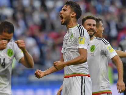 Diego Reyes celebra el gol de México frente a Portugal