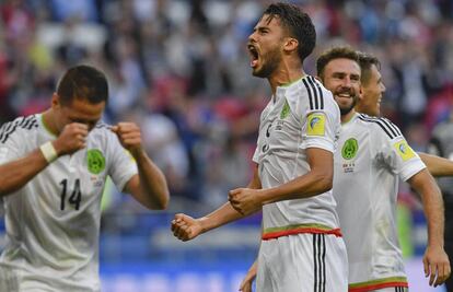 Diego Reyes celebra el gol de México frente a Portugal