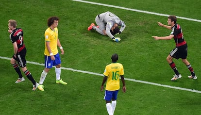 Andre Schuerrle (i) celebra el sexto gol de la selecci&oacute;n alemana mientras el portero brasile&ntilde;o Julio C&eacute;sar se lamenta en el suelo. 
