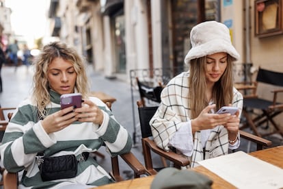 Si somos conscientes de que estamos sufriendo 'phubbing', poner límites en el momento resulta clave para evitar que estos comportamientos se vuelvan normativos en cualquier relación.