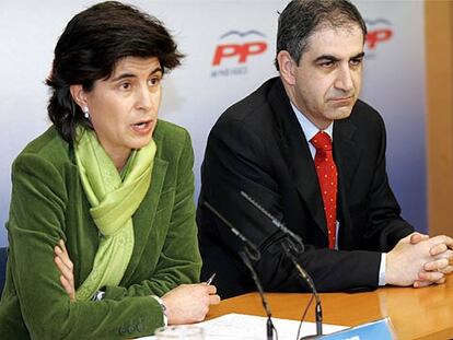 María San Gil y Leopoldo Barreda, ayer, tras la reunión del PP vasco sobre el <i>plan Ibarretxe.</i>