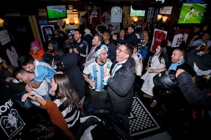 Fanáticos argentinos festejan uno de los goles durante el partido.