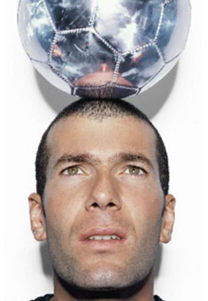 El francés de origen argelino Zinedine Zidane no ha vivido el último año su mejor temporada pero la Eurocopa puede ser su desquite. Marc Quinn lo ha fotografiado sosteniendo en perfecto equilibrio un balón de fútbol sobre su cabeza.