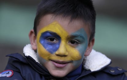 Un niño con los colores de Brasil.