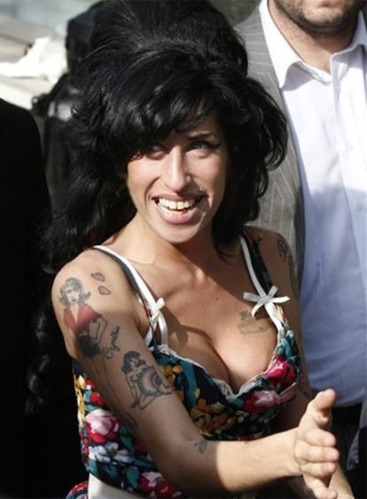 La cantante Amy Winehouse baraja lanzar su propio perfume, según la información de Music News. La página web afirma que el padre de la artista se ha puesto en contacto con varias firmas cosmética para lanzar el producto. El principal problema que presenta el proyecto es que la imagen pública de Amy no parece ser la más idónea para promocionar una fragancia, aunque su <i>look</i> es bastante copiado.