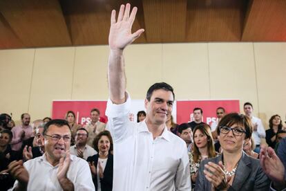 El secretario general del PSOE, Pedro Sánchez, acompañado por la portavoz del PSOE en el Ayuntamiento de Málaga, María Gámez
