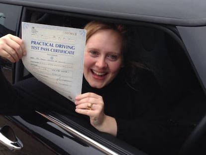 La cantante Adele muestra contenta su permiso de conducir.