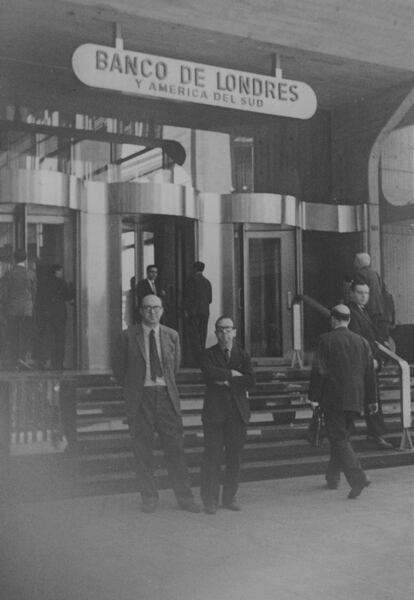 Clorindo Testa y su amigo Eduardo Dessein, frente al Banco de Londres y América del Sur.