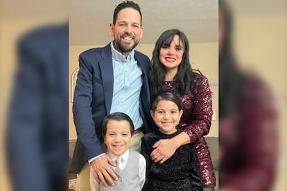 Carlos García con su familia, en Cincinnati (EE UU), el 2 de enero.