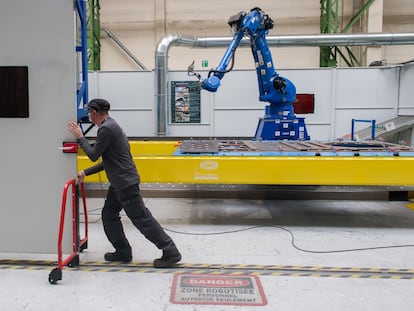 Un empleado prepara un robot en una fábrica del grupo Volvo en Garchizy, Francia.