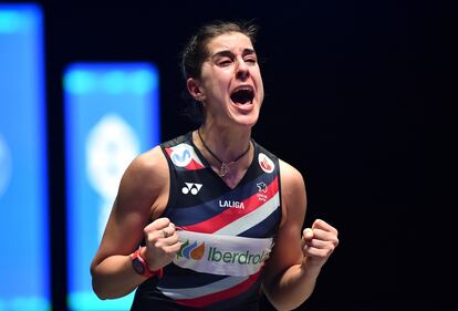 Carolina Marín, tras ganar la final del All England de bádminton este domingo en Birmingham.