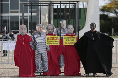 Manifestante disfrazado en protesta por el caso mensalão.